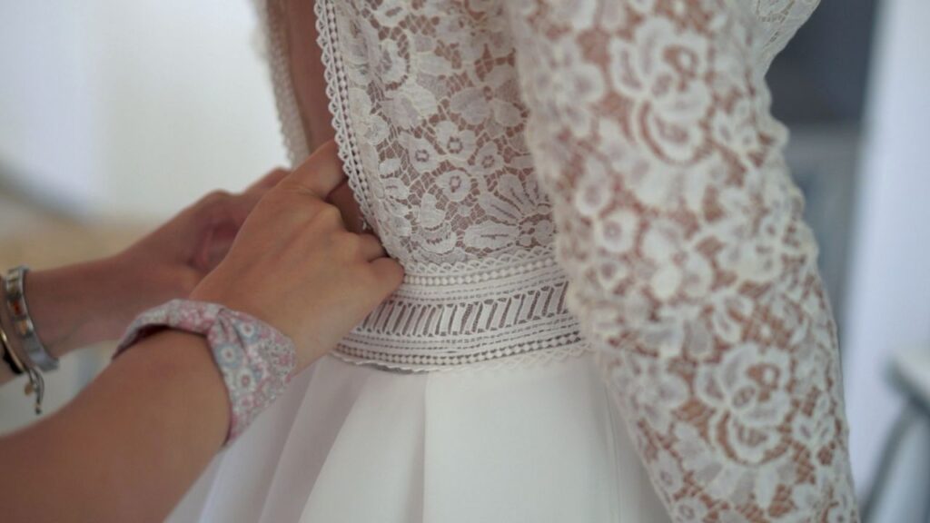 Préparatifs boutonnage robe de mariée